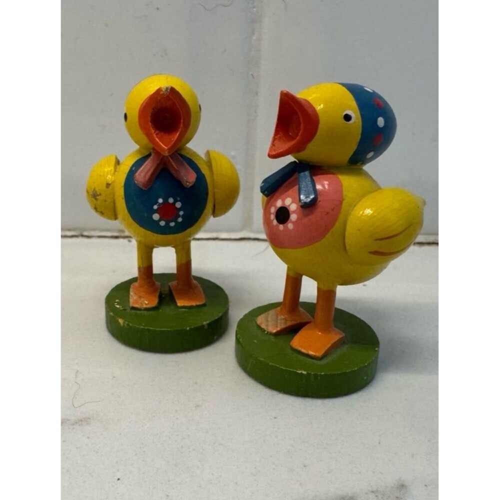 VTG ERZGEBIRGE RAUMSCHMUCK HAMMERLEUBSDORF WOODEN CHICK CHICKEN (2) GERMANY 2”